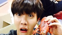 Kalau ini pose imut J-Hope saat tangah berpose dengan lobster. Hayoo, siapa di sini yang jadi penggemarnya J-Hope? Foto: Istimewa