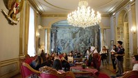 Para pelajar SMA yang main ke Kampung Jajan Campania dipersilakan masuk ke dalam ruangan kantor KBRI di Roma. Mereka diinformasikan bahwa Indonesia punya banyak pemimpin dan tokoh hebat perempuan. Foto: KBRI Roma