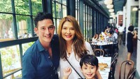 Meski sudah bercerai, Mike dan Tamara masih menjaga hubungan baik. Ini pose ketiganya saat merayakan ulang tahun Mike ditemani sepotong cake manis. Foto: Instagram mike_lewis