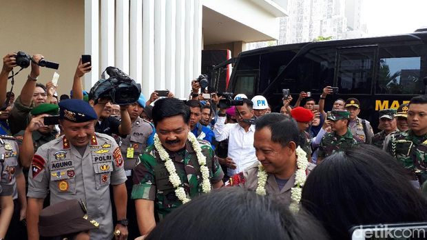 Di Bandung, Panglima TNI dan Kapolri Naik Sisingaan