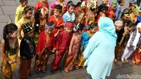 Setelah itu tak lupa menyanyikan lagu ibu kita Kartini.