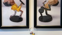 Saking bagusnya karya Steve Casino yang memperlihatkan sosok Freddie Mercury sedang bernyanyi, karya ini dipajang di salah satu galeri seni di wilayah Walnut, USA. Foto: Instagram @stevecasino