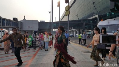 Foto: Menteri Susi nan Anggun di Kartini Flight