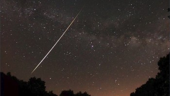 Penyebutan Lyrid dilatarbelakangi karena hujan meteor itu jatuh di dekat konstelasi atau rasi bintang Lyra. Foto: via Space.com