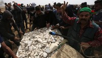 Para demonstran Palestina memakai ketapel untuk melempar bebatuan ke arah tentara Israel yang berjaga di sepanjang perbatasan. Beberapa demonstran lainnya membawa alat pemotong kawat untuk merusak pagar perbatasan. Foto: REUTERS