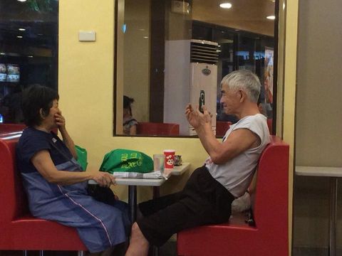 Pasangan Tua Romantis Jadi Viral.