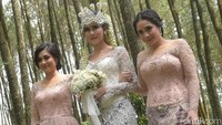 Nagita Slavina dan Nisya yang merupakan kakak Syahnaz terlihat mendampingi. Foto: Pernikahan Syahnaz (Noel/detikHOT)