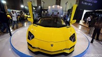 Berwarna kuning, mobil mewah Lamborghini Aventador S Roadster seharga Rp 18 miliar ini terlihat seksi dan eksotis saat mejeng di IIMS 2018.