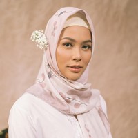  Artika Sari Devi dan Bunga Jelitha memadukan scarf bermotif itu dengan dua kebaya. Kebaya pertama berjenis kebaya encim dihiasi bordir cantik. Foto: Dok. Vanila Hijab