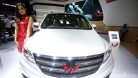 Mobil yang diproduksi di pabrik Wuling, Cikarang ini ditawarkan dalam dua tipe yakni C dan S, dalam 5 pilihan warna yakni brugundy red, sand brown, starry black, Dazzling Silver, dan pristine white.