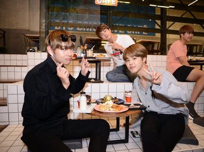 Yeay! Member BTS Juga Kompak Jika Sedang Makan dan Ngumpul Bareng