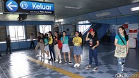 Sebelumnya, mereka bergaya di  Stasiun Juanda.