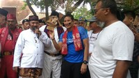 Sandiaga kemudian melihat-lihat objek wisata apa saja yang ada di Pulau Bidadari. Objek wisata yang pertama dilihat yakni kerajinan tangan khas betawi.Fotografer: Mochammad Zhacky/detikcom