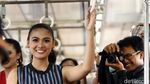 Lenggak-lenggok di Kereta, Kartini Cantik Curi Perhatian Penumpang