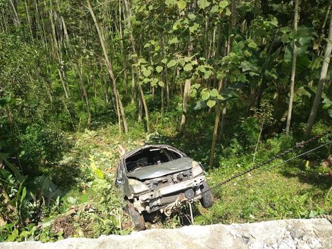 Pasutri Terluka setelah Mobilnya Masuk Jurang di Trenggalek