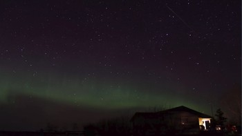 Hujan meteor Lyrid dengan aurora sebuah pertunjukan alam yang mengagumkan bukan? Ini terjadi Kanada pada 2012. Foto: via Space.com