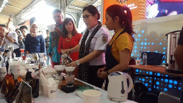 Kopi dibagikan ke penumpang kereta.