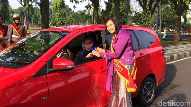 Hari Kartini, Polwan Ciamis Berkebaya dan Bagikan Cokelat