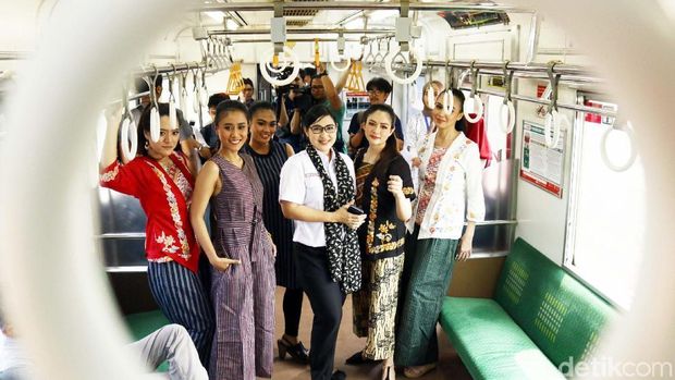 Fashion Show Kartini KRL di Gerbong Kereta