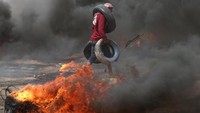 Kementerian Kesehatan Gaza melaporkan 4 korban tewas ini menambah daftar korban tewas yang ditembak tentara Israel sejak aksi serupa dimulai pada 30 Maret lalu, menjadi total 38 orang. Ratusan orang lainnya dilaporkan luka-luka akibat tembakan tentara Israel dan gas air mata. Foto: REUTERS