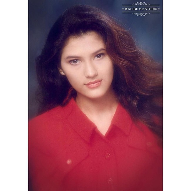 Kecantikan Tamara Blezsynski yang seolah tak luntur dari 19 tahun lalu. Foto: Instagram/@malibu62studio