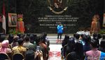 Foto: Sandiaga Salah Kostum di Tengah Abang None yang Berbatik