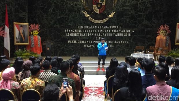  Wagub DKI Sandiaga Uno bersama finalis Abang None Jakarta di Balai Kota, Sabtu (21/4/2018)