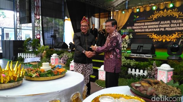 Ratusan Warga Kediri Meriahkan Prosesii Pengantin Tebu