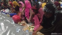 Foto: Setelah dua jam di kawasan pantai, mereka dievakuasi ke gedung Sanggar Kegiatan Belajar Cot Gapu, Bireuen. Fotografer: Datuk Haris Molana/detikcom