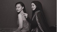Sarita dengan anaknya. Foto: Selebriti Kartini (Instagram)