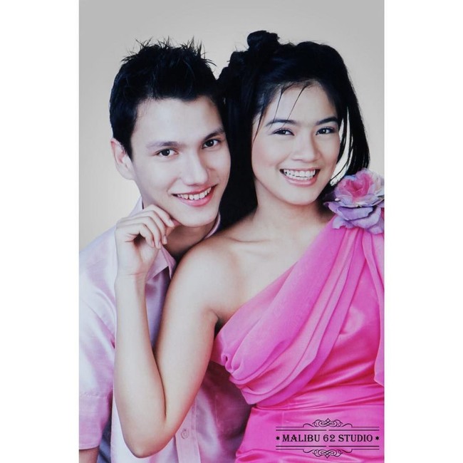 Pasangan Titi Kamal dan Christian Sugiono yang hubungan pacarannya awet bertahun-tahun hingga kini menikah dan punya dua anak. Foto: Instagram/@malibu62studio