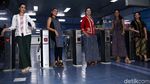 Lenggak-lenggok di Kereta, Kartini Cantik Curi Perhatian Penumpang