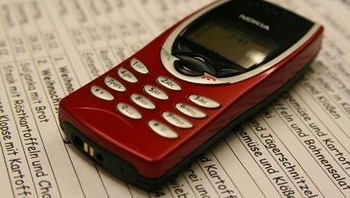 Nokia 8210, saat peluncurannya pada tahun 1999, adalah ponsel Nokia yang paling kecil dan juga paling ringan. (istimewa/phonearena)