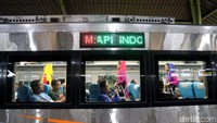 Kartini lain menyapa penumpang di dalam kereta.
