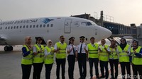 Menteri Susi melemparkan lagi senyumannya sebelum masuk ke dalam pesawat (Syanti/detikTravel)
