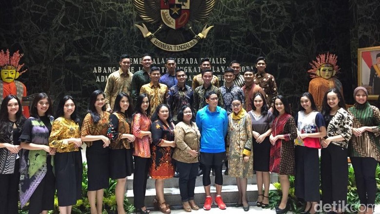 Sandiaga Salah Kostum, Berbaju Olahraga Temui Finalis Abang-None Sandiaga Salah Kostum, Berbaju Olahraga Temui Finalis Abang-None