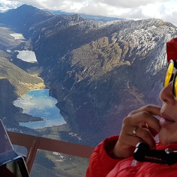 Siap-siap dibuat kagum dengan panorama selama naik helikopter dari Adventure Carstensz. Ada panorama danau-danau yang tidak terjamah manusia (Adventure Carstensz)