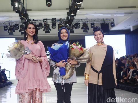 Angkie Yudistia dan Iin Fahima di Fashion Show Jenahara.