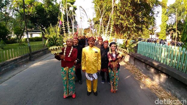 Ratusan Warga Kediri Meriahkan Prosesii Pengantin Tebu