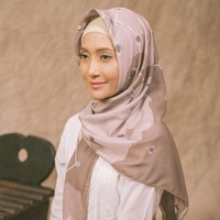 Tampilan berhijab ala Artika Sari Devi dan Bunga Jelitha ini bisa jadi pilihan untuk para wanita yang ingin merayakan hari Kartini dengan gaya modern dan memakai hijab. Foto: Dok. Vanila Hijab
