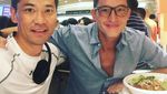 Intip 10 Pose Tampan Mike Lewis Saat Bikin Kue dan Makan Bareng Anak
