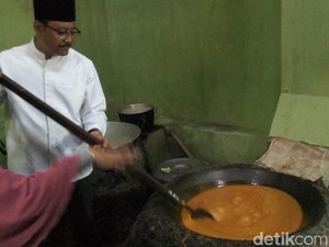Gus Ipul Pamer Keahlian Aduk Jenang, Minta Produsen Berinovasi