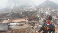 Sejak gempa berkekuatan 4,4 SR yang terjadi pada Rabu (18/4) tercatat sudah terjadi 5 kali gempa susulan di Banjarnegara. Gempa susulan terakhir terjadi pada pagi tadi. (Foto: Uje Hartono/detikcom)