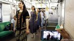 Lenggak-lenggok di Kereta, Kartini Cantik Curi Perhatian Penumpang