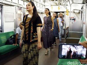 Fashion Show Kartini KRL di Gerbong Kereta