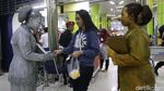 Kartini Menyapa Penumpang di Stasiun Gambir