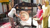 Festival kuliner Indonesia bertajuk Kampung Jajan Campania digelari di Kedutaan Besar Republik Indonesia (KBRI) Roma pada 19 April 2018. Acara dibuka dengan pemukulan gong oleh Duta Besar RI di Roma, Esti Andayani. Foto: KBRI Roma