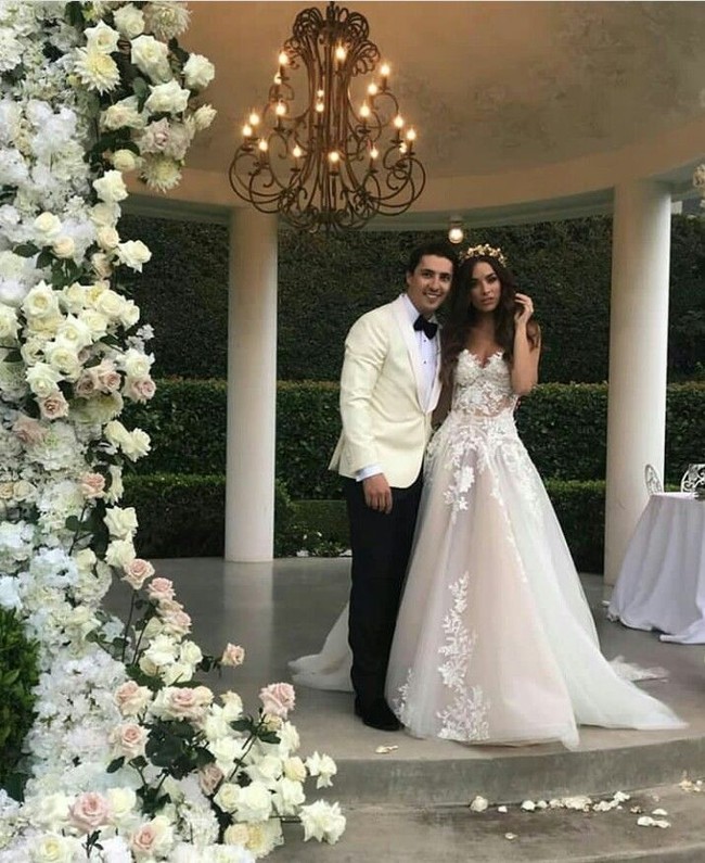 Monika Radulovic, wanita yang terpilih sebagai Miss Universe Australia 2015 baru-baru ini melangsungkan pernikahan dengan tunangannya Alesandro Ljubicic. Pernikahan mereka pun dibicarakan karena kemewahannya. Intip keindahan dan mewahnya pernikahan yang dilaksanakn di kawasan mewah di Sidney. Foto: Dok. Instagram/@monika_rad