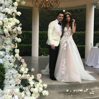 Monika Radulovic, wanita yang terpilih sebagai Miss Universe Australia 2015 baru-baru ini melangsungkan pernikahan dengan tunangannya Alesandro Ljubicic. Pernikahan mereka pun dibicarakan karena kemewahannya. Intip keindahan dan mewahnya pernikahan yang dilaksanakn di kawasan mewah di Sidney. Foto: Dok. Instagram/@monika_rad