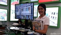 Para SPG cantik ini sangat aktif menyapa pengunjung yang melintas.